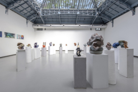 2023_BISE_INSTALLATIONVIEW_annemarielaureys_ceramics-soloshow_LA-VERRIERE_Brussels_©isabelle-arthuis_DSC_1003-scaled